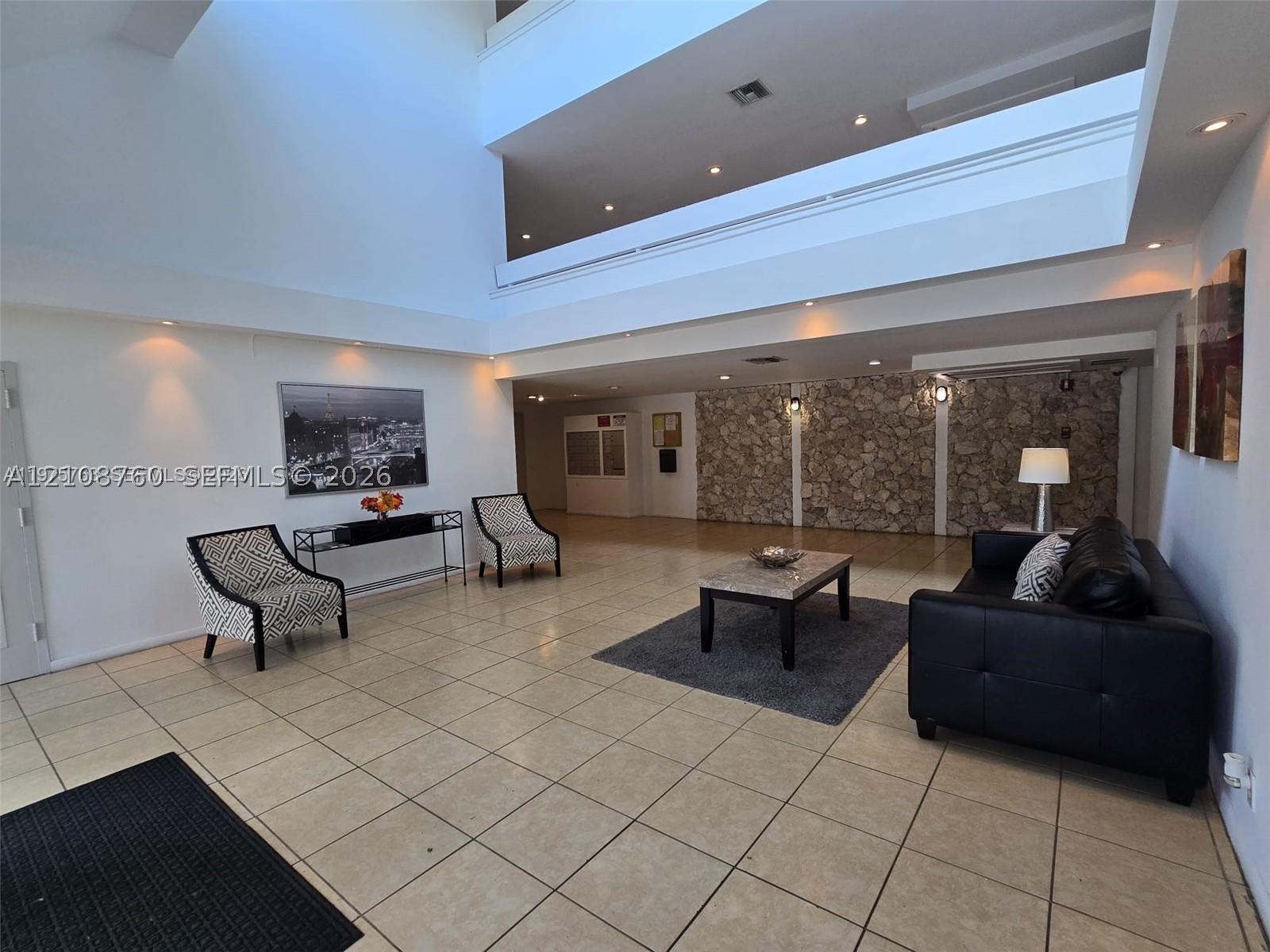 140 Lakeview Dr #111, Weston FL 33326