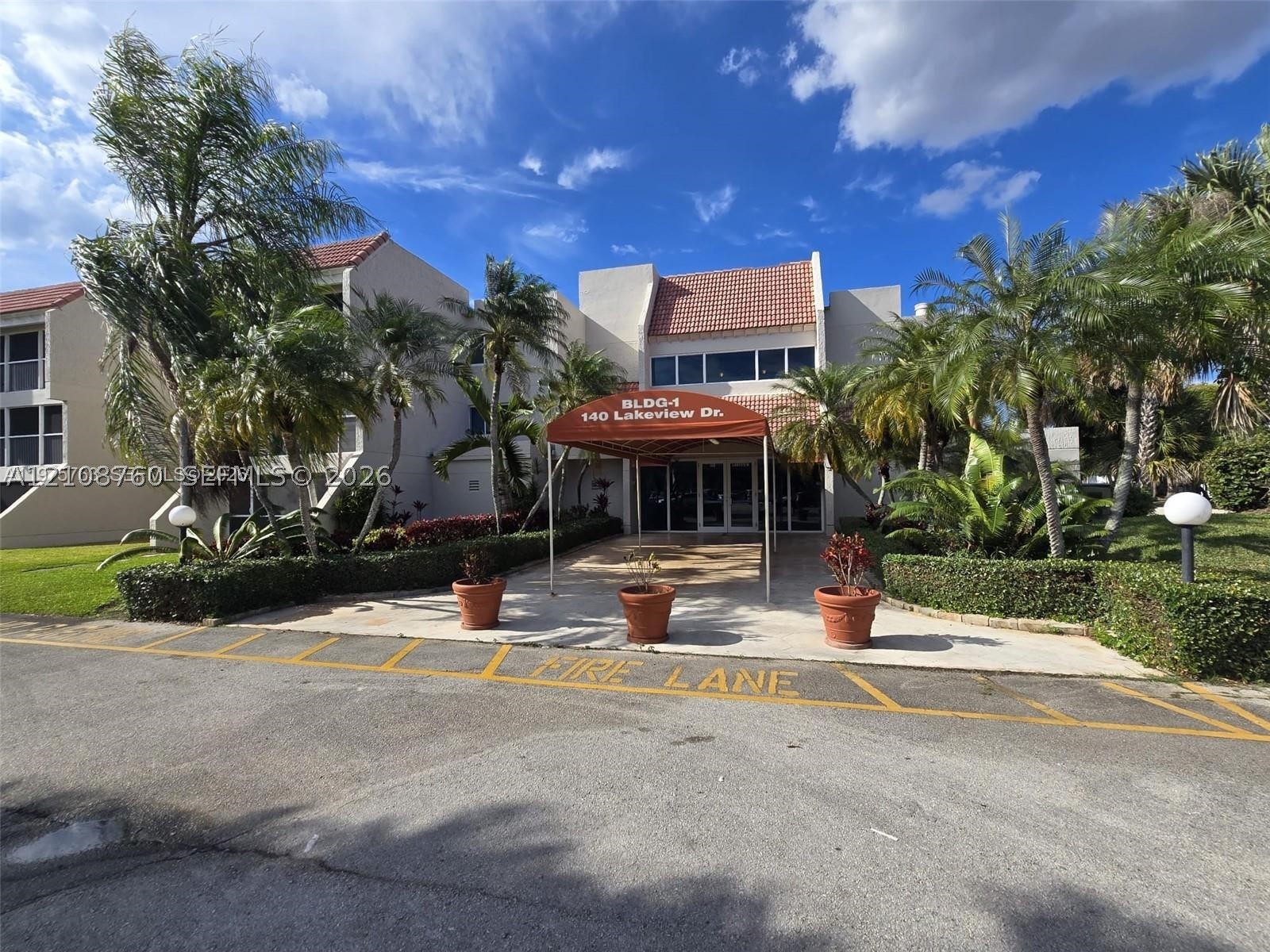 140 Lakeview Dr #111, Weston FL 33326