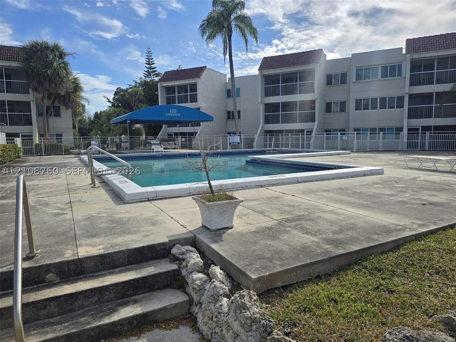 140 Lakeview Dr #111, Weston FL 33326