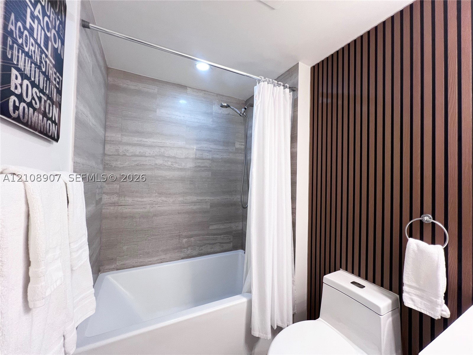 1300 Brickell Bay Dr #1813, Miami FL 33131
