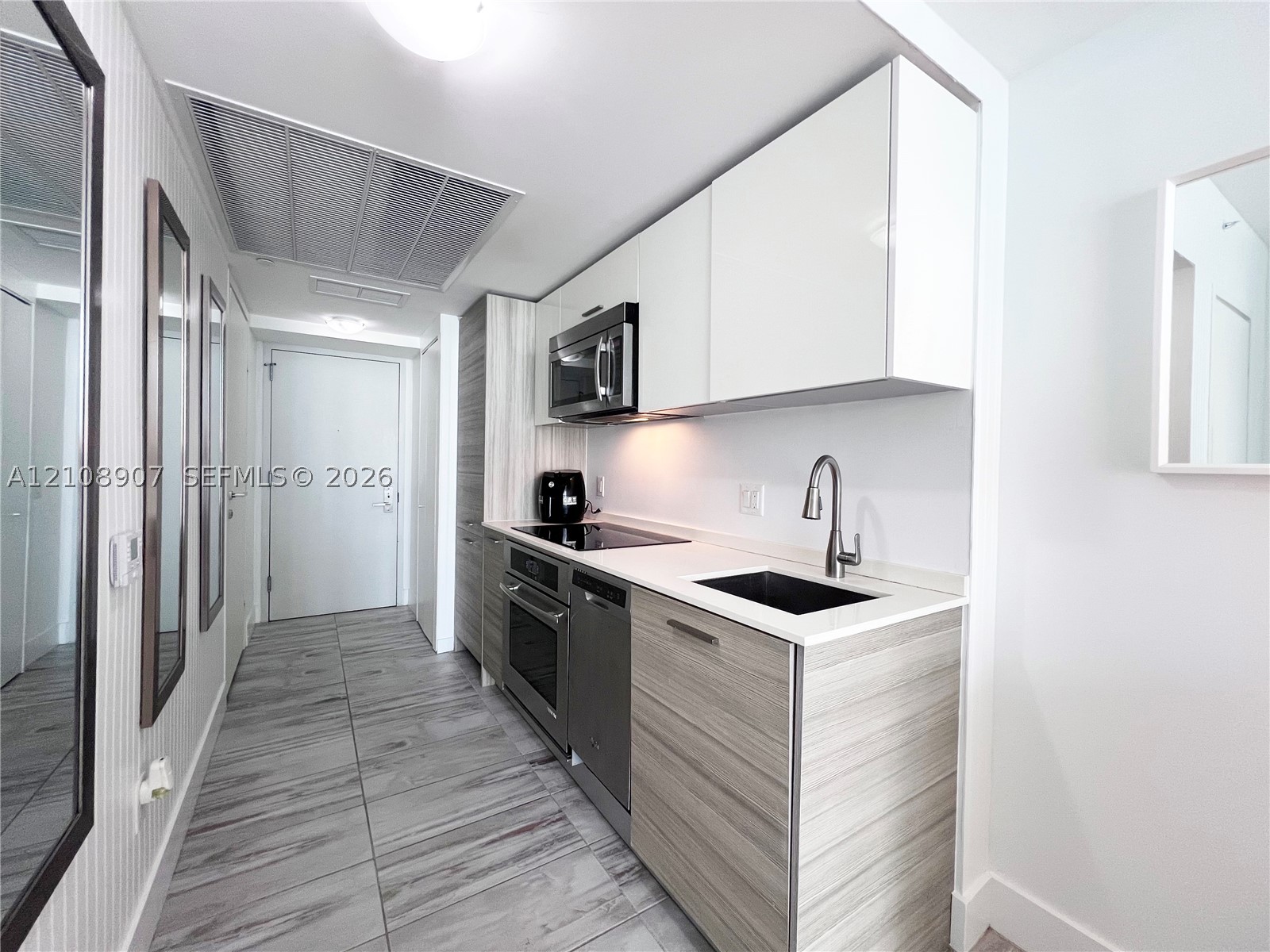 1300 Brickell Bay Dr #1813, Miami FL 33131
