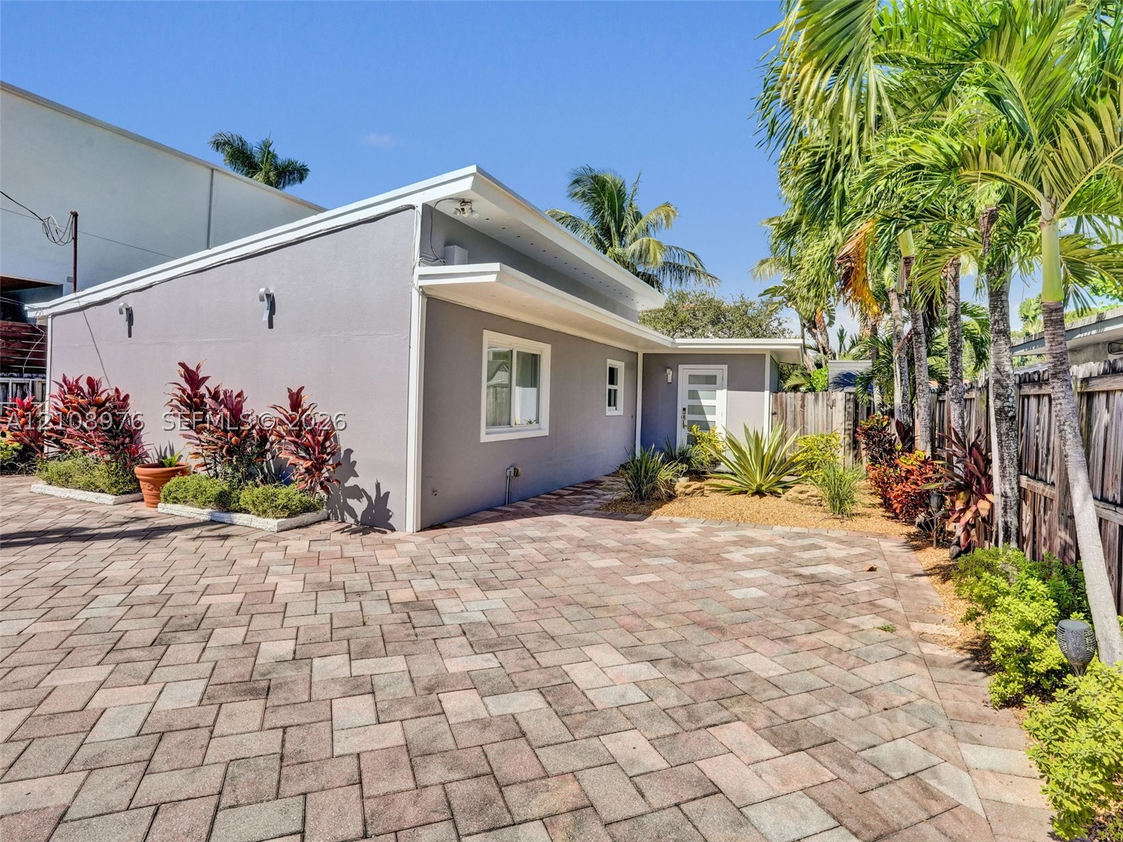525 SW 12th St, Fort Lauderdale FL 33315