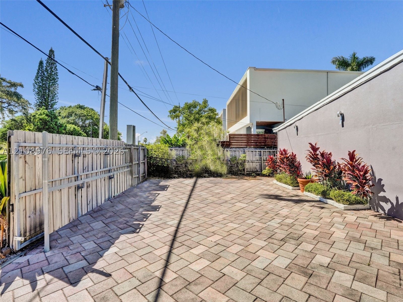 525 SW 12th St, Fort Lauderdale FL 33315