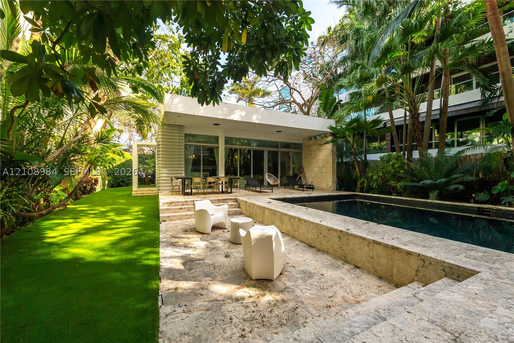 242 Washington Ave, Miami Beach FL 33139