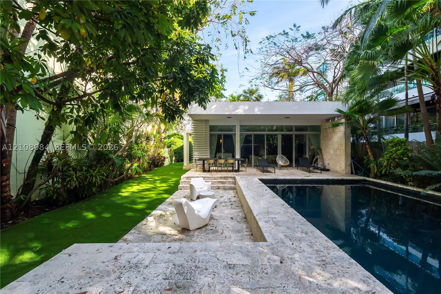 242 Washington Ave, Miami Beach FL 33139