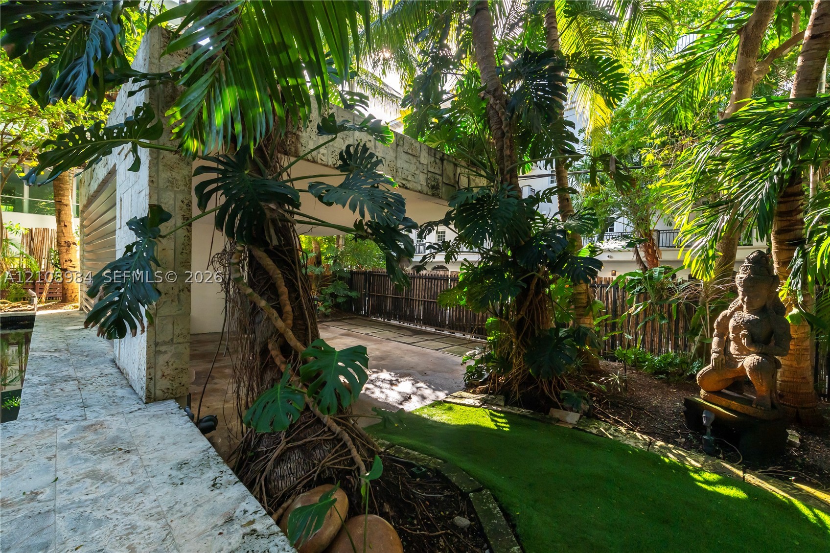 242 Washington Ave, Miami Beach FL 33139