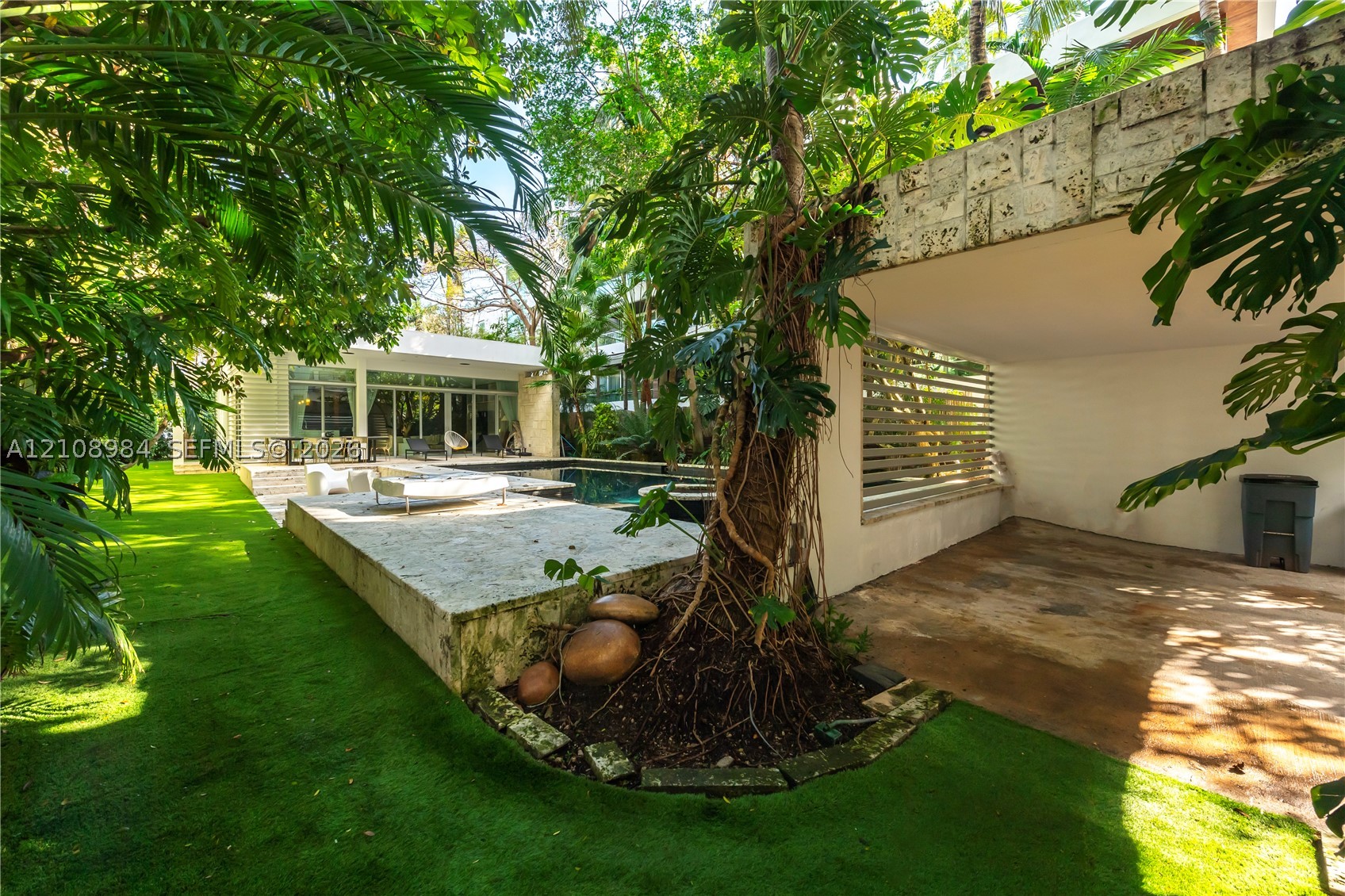 242 Washington Ave, Miami Beach FL 33139