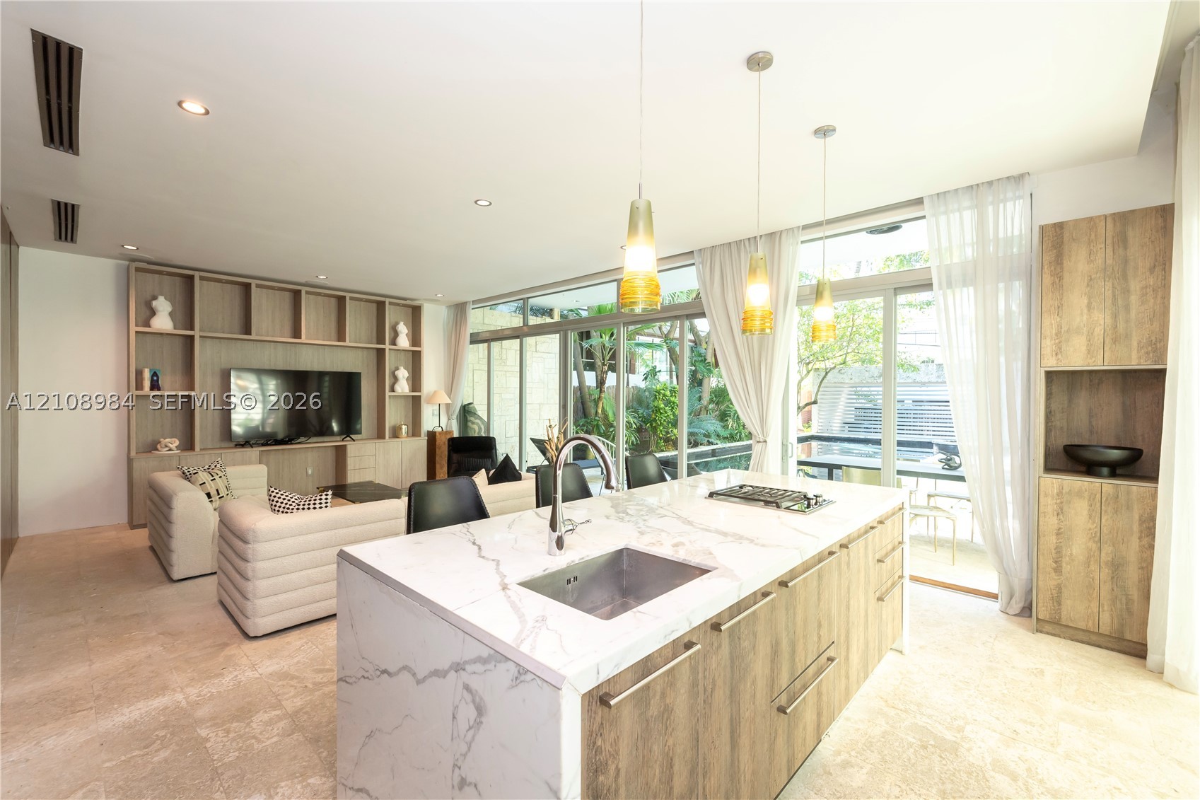 242 Washington Ave, Miami Beach FL 33139