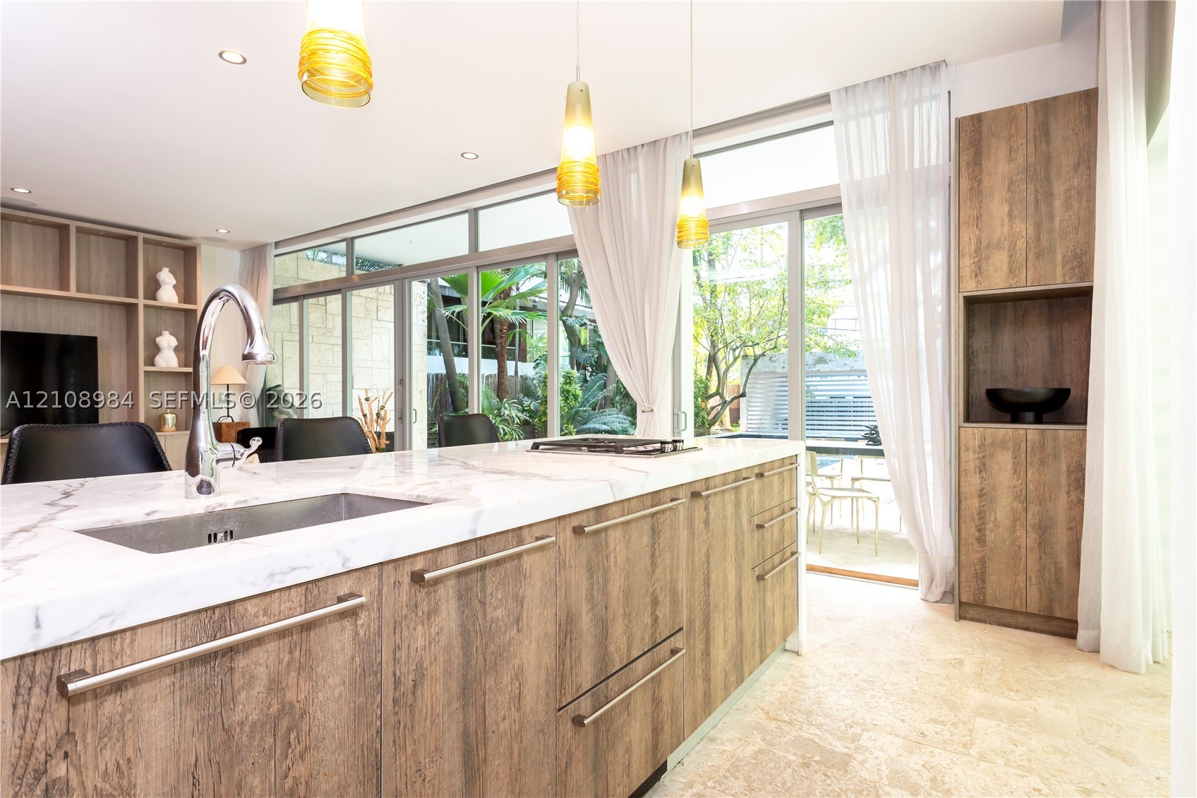 242 Washington Ave, Miami Beach FL 33139