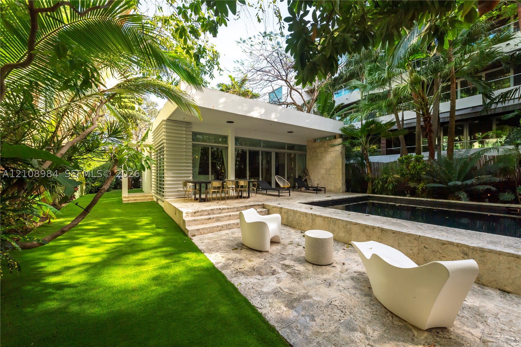 242 Washington Ave, Miami Beach FL 33139