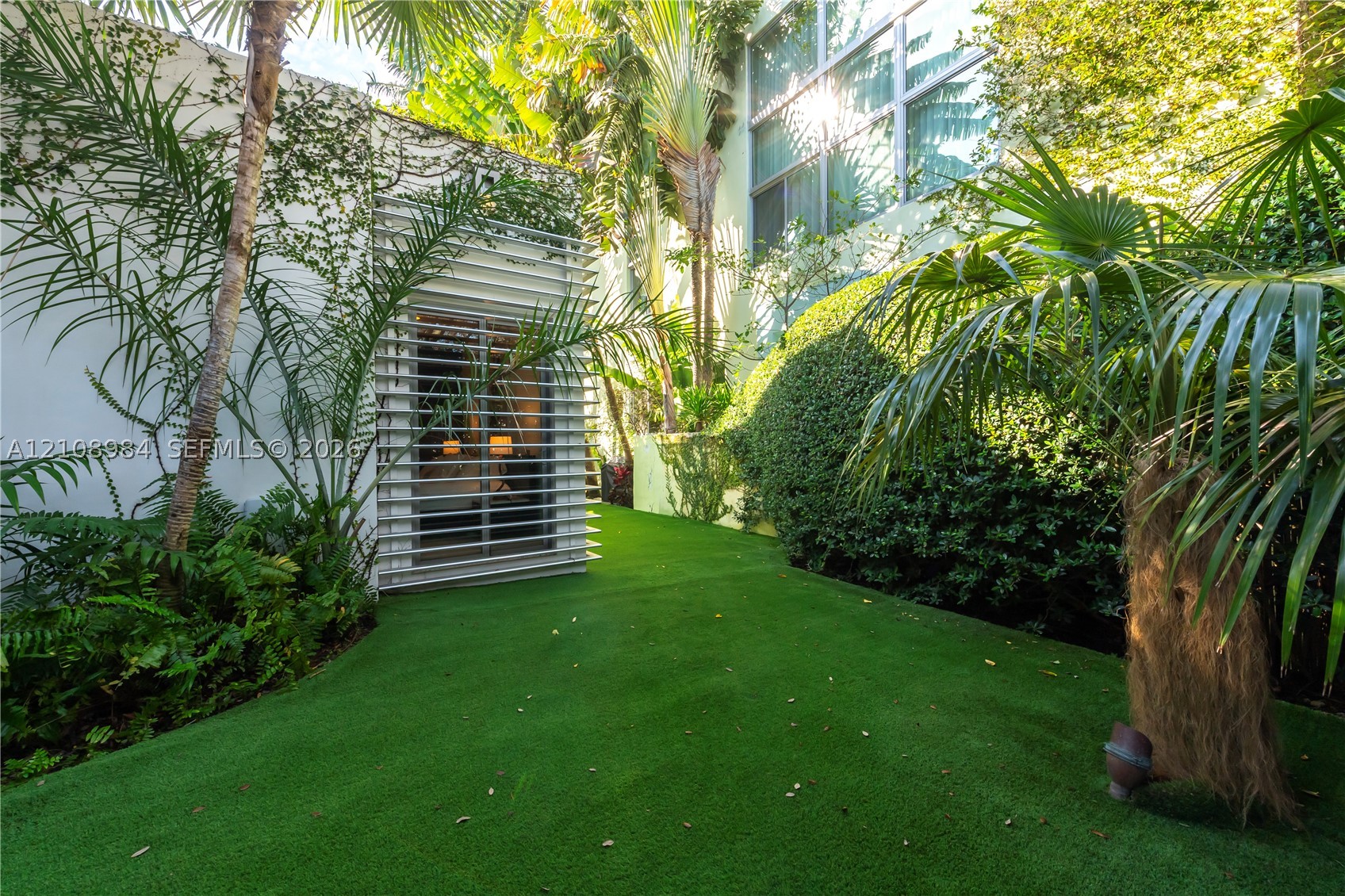 242 Washington Ave, Miami Beach FL 33139