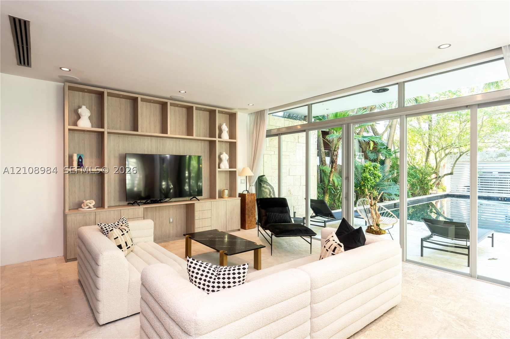 242 Washington Ave, Miami Beach FL 33139