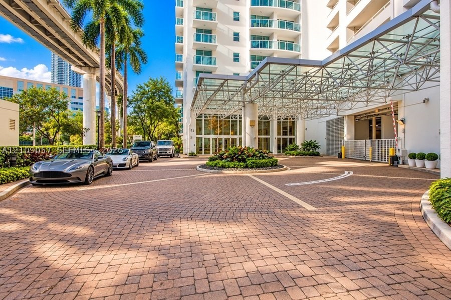 41 SE 5th St #2104, Miami FL 33131