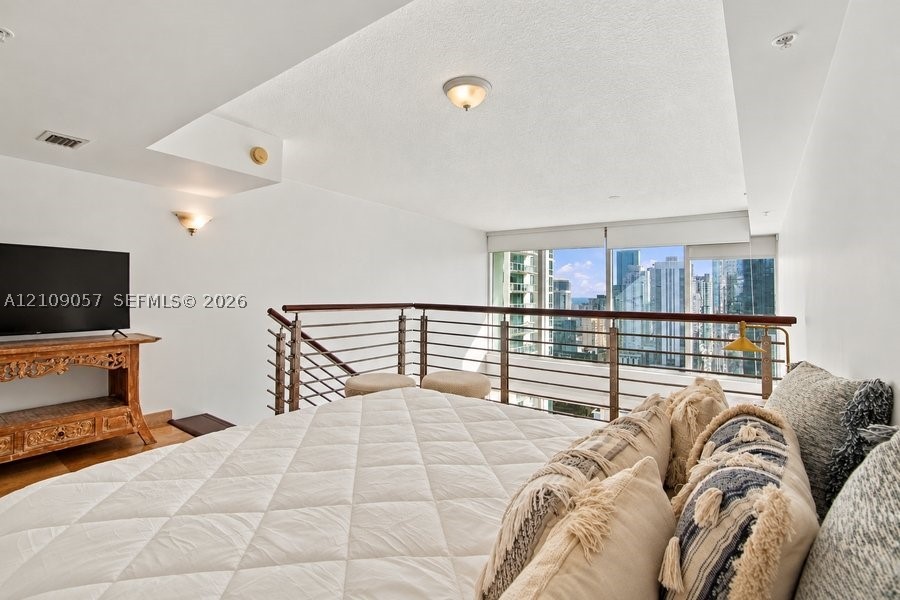 41 SE 5th St #2104, Miami FL 33131