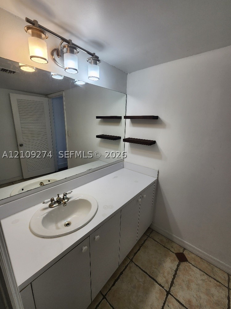 2016 Bay Dr #304, Miami Beach FL 33141