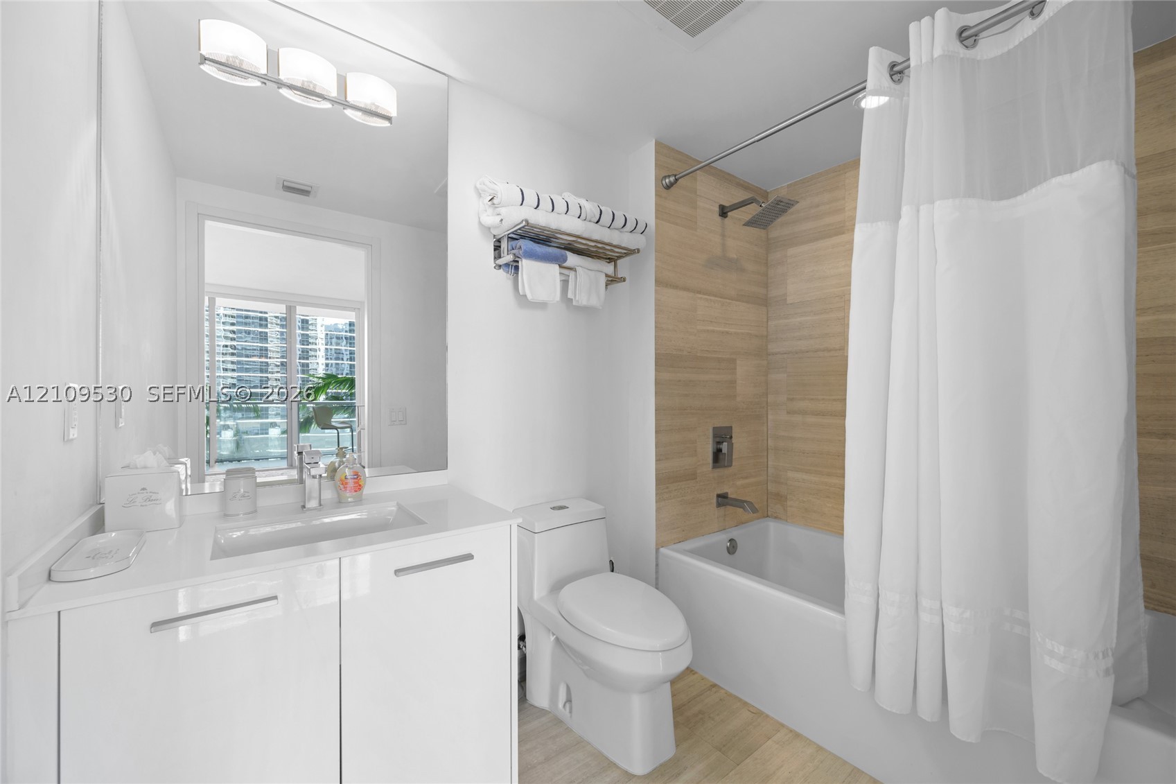 1300 Brickell Bay Dr #1600, Miami FL 33131