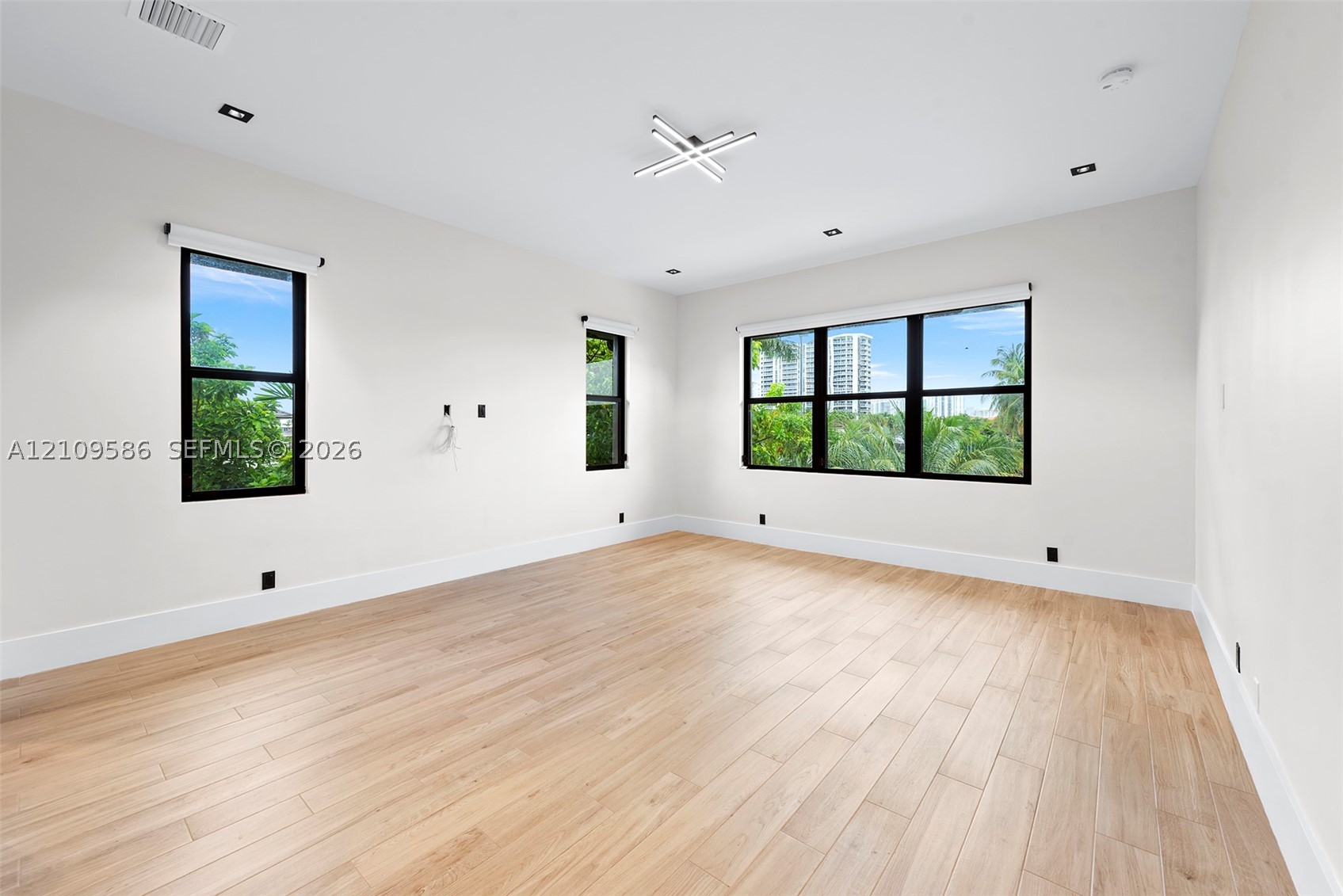 461 Poinciana Dr, Hallandale Beach FL 33009