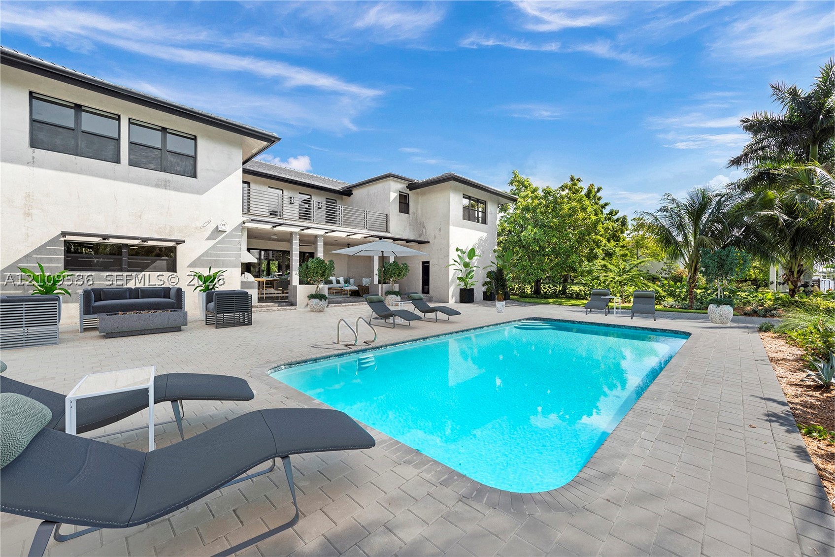 461 Poinciana Dr, Hallandale Beach FL 33009