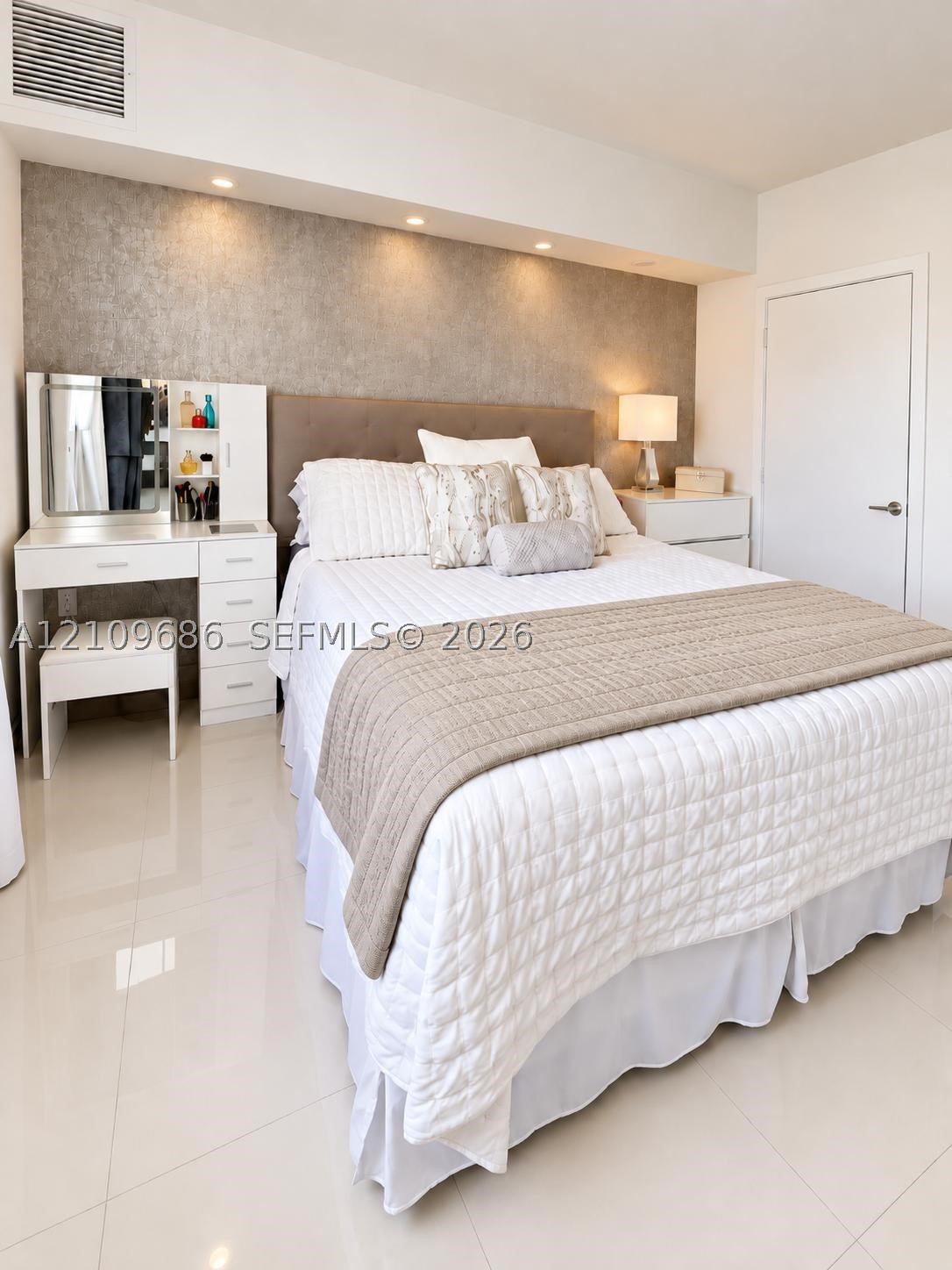 55 SE 6th St #3502, Miami FL 33131