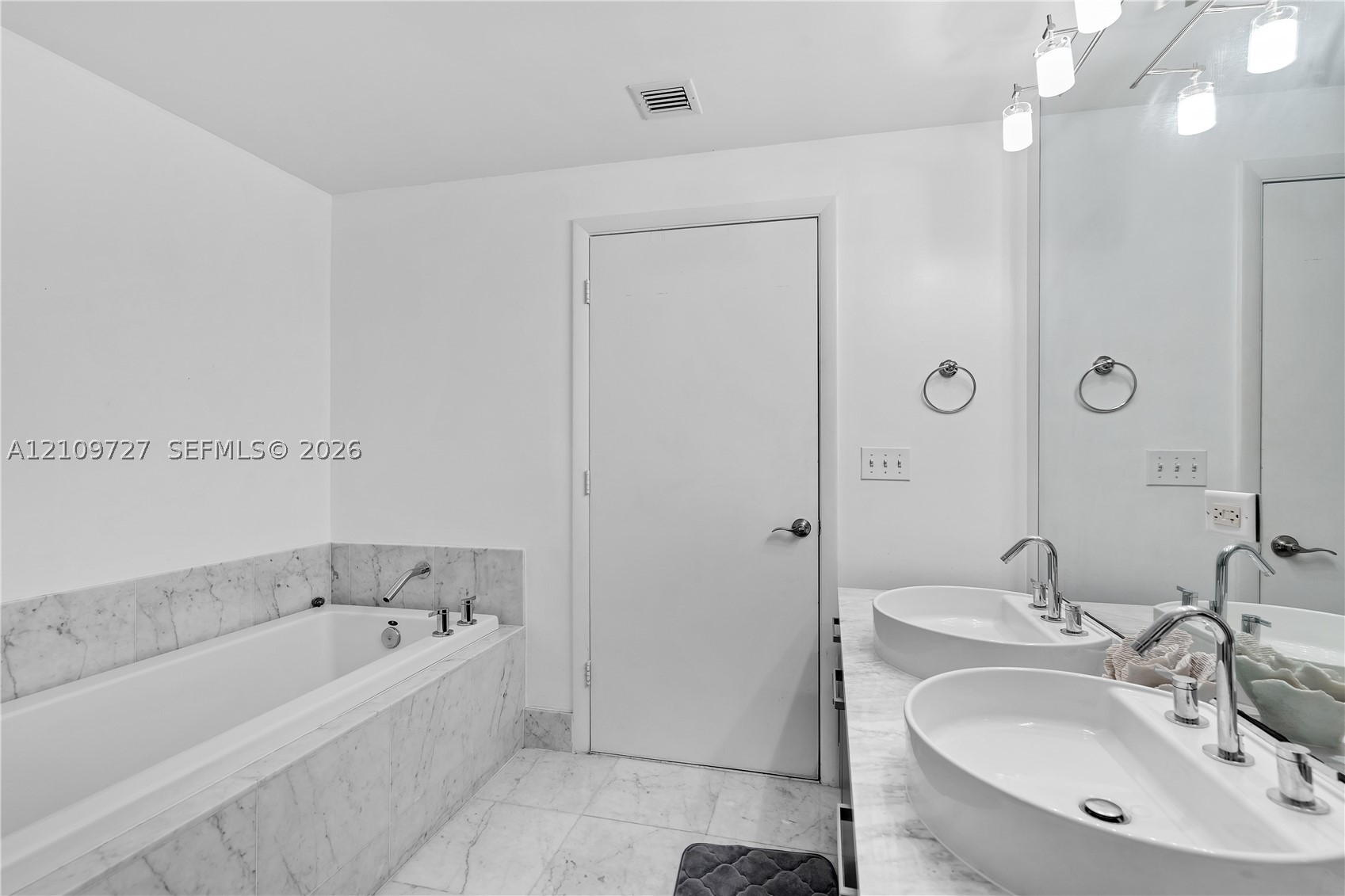 244 Biscayne Blvd #2802, Miami FL 33132