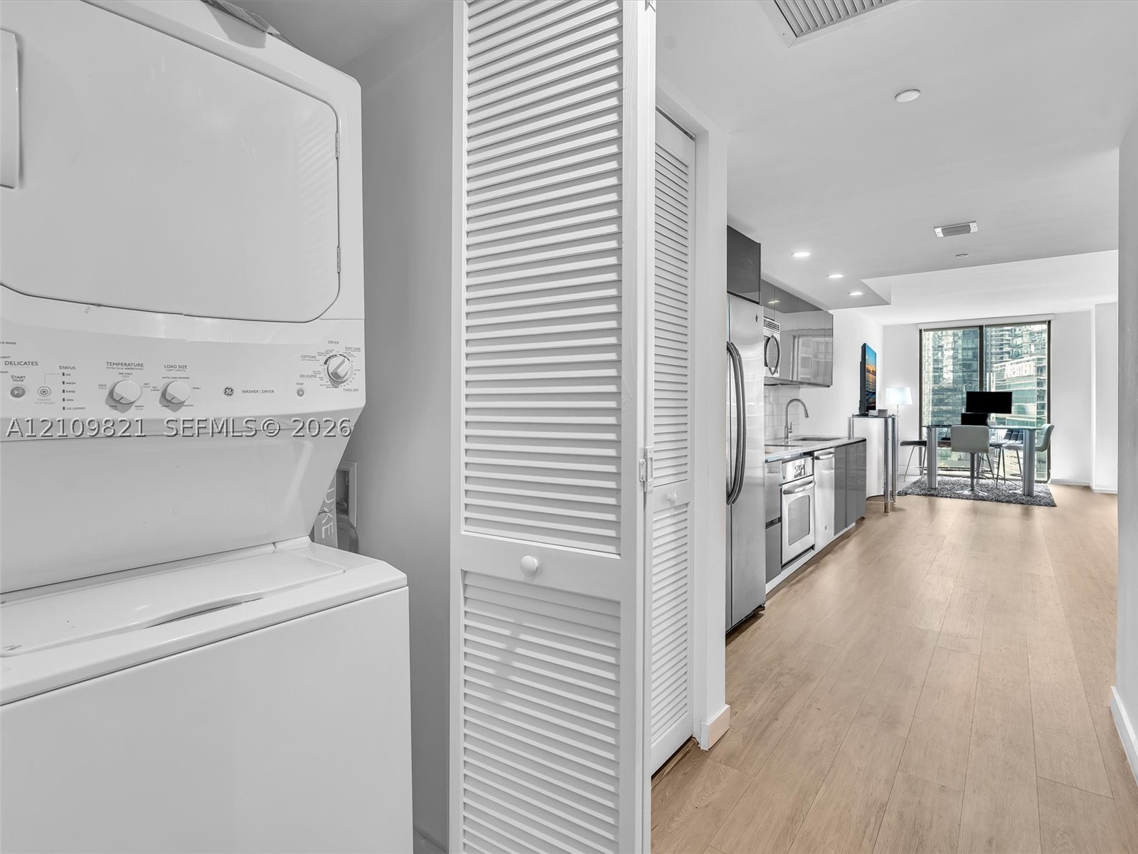 31 SE 6th St #2103, Miami FL 33131
