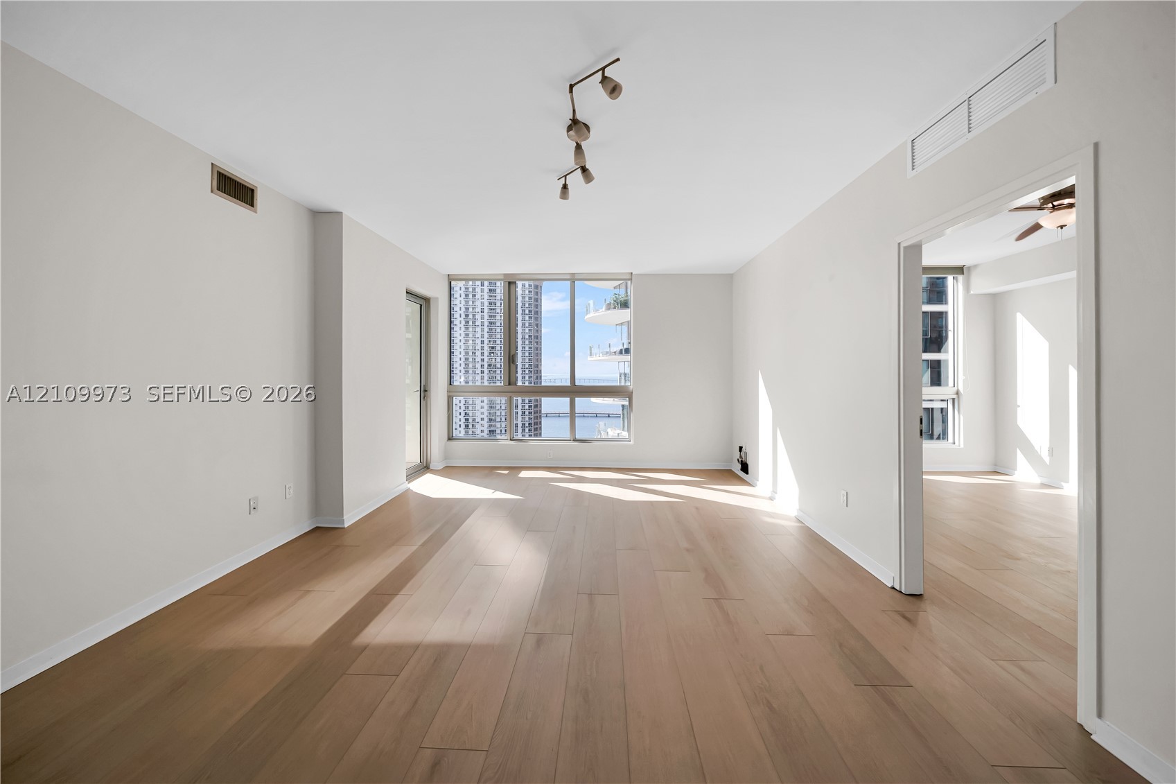 300 S Biscayne Blvd #T-1806, Miami FL 33131