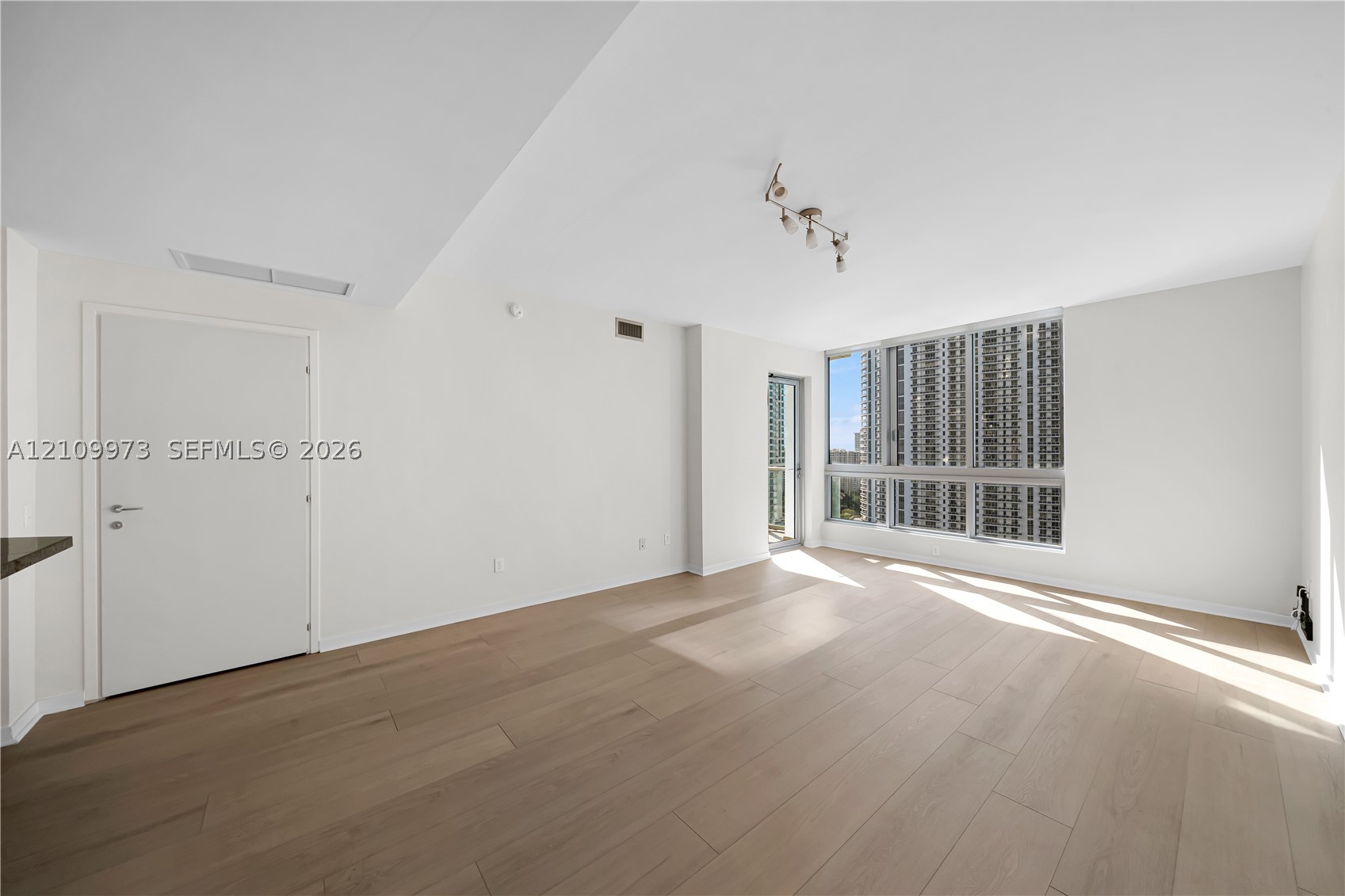 300 S Biscayne Blvd #T-1806, Miami FL 33131