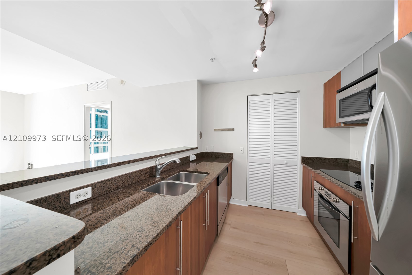 300 S Biscayne Blvd #T-1806, Miami FL 33131