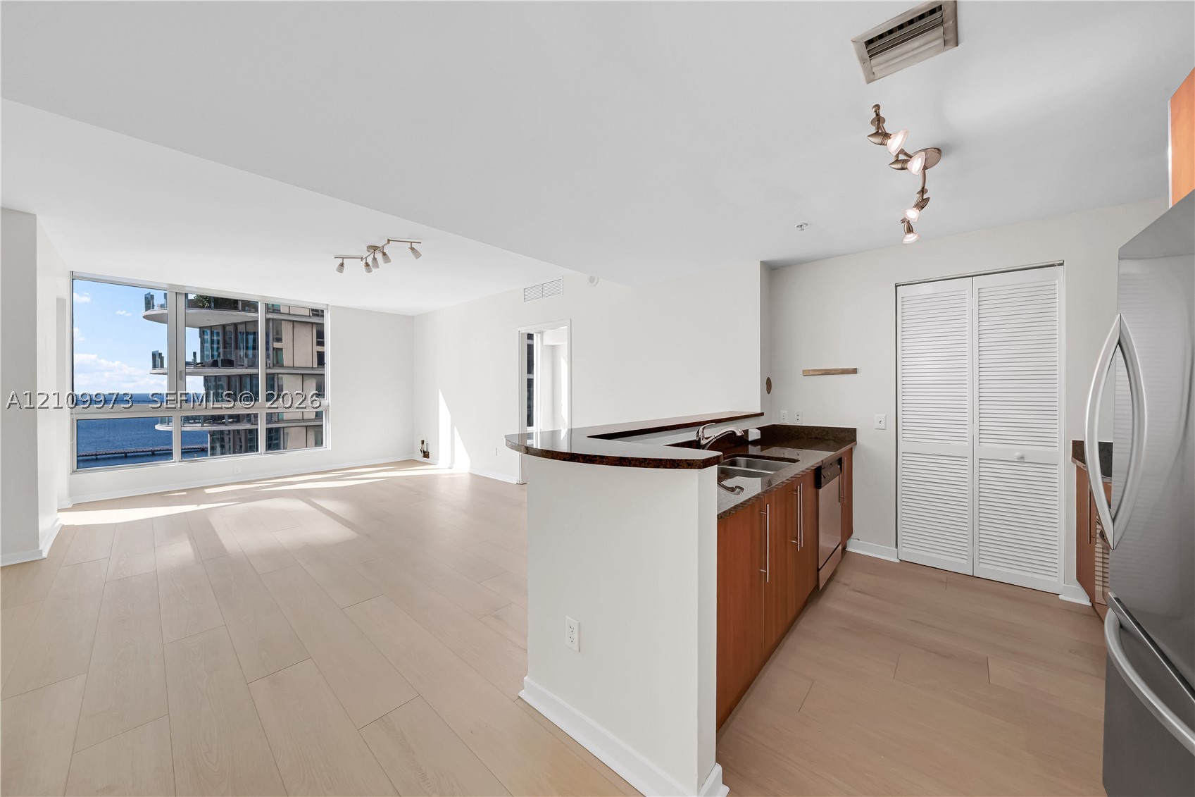 300 S Biscayne Blvd #T-1806, Miami FL 33131