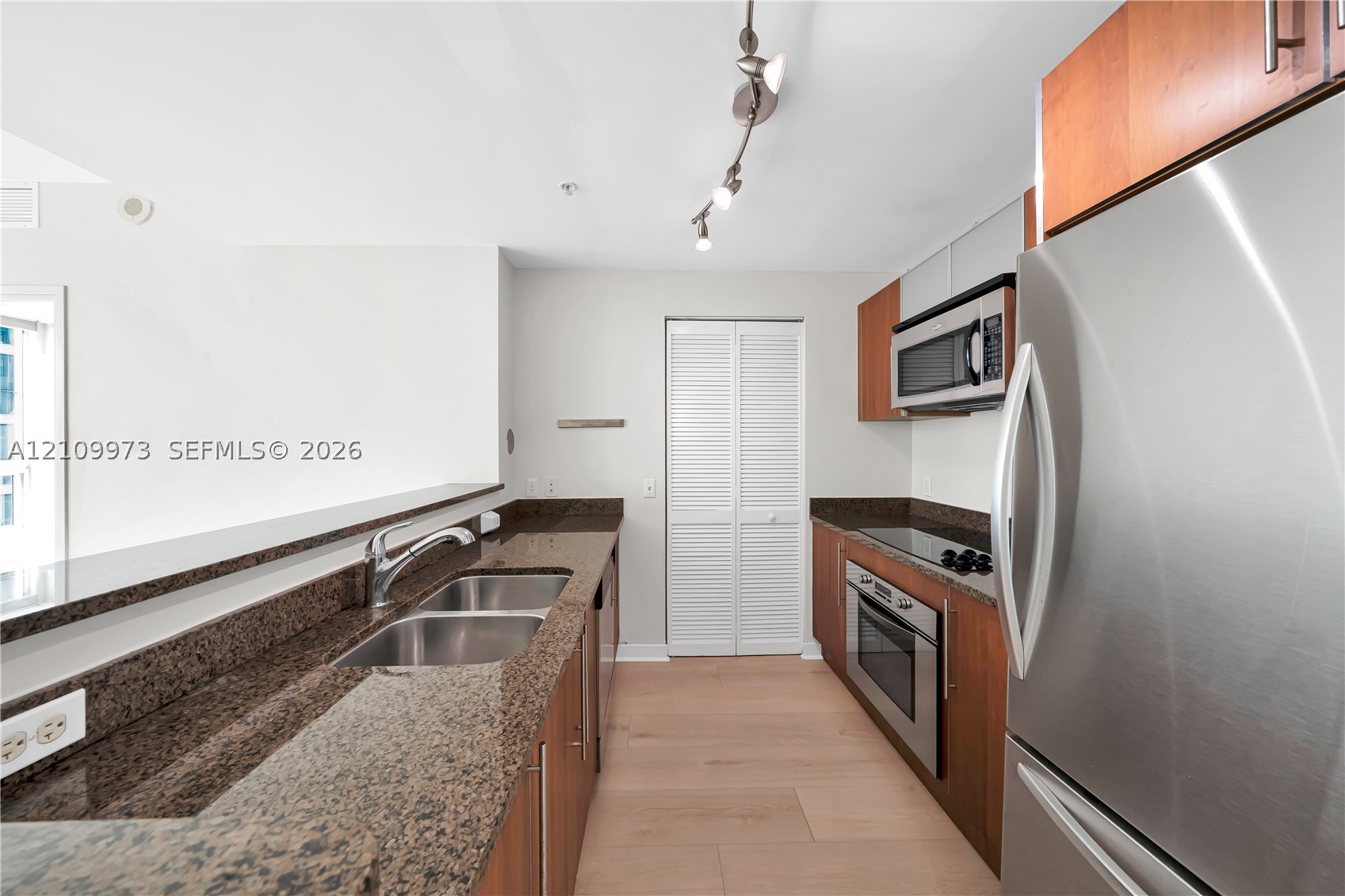 300 S Biscayne Blvd #T-1806, Miami FL 33131