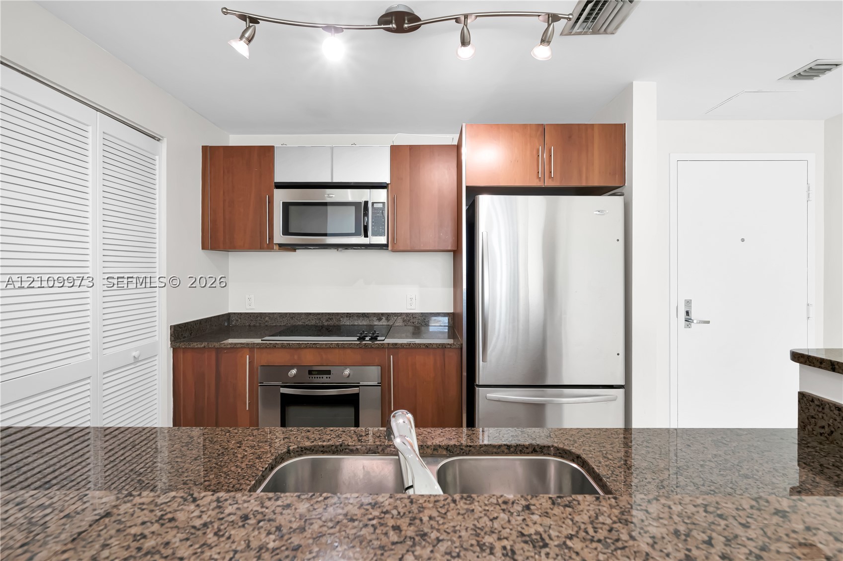 300 S Biscayne Blvd #T-1806, Miami FL 33131