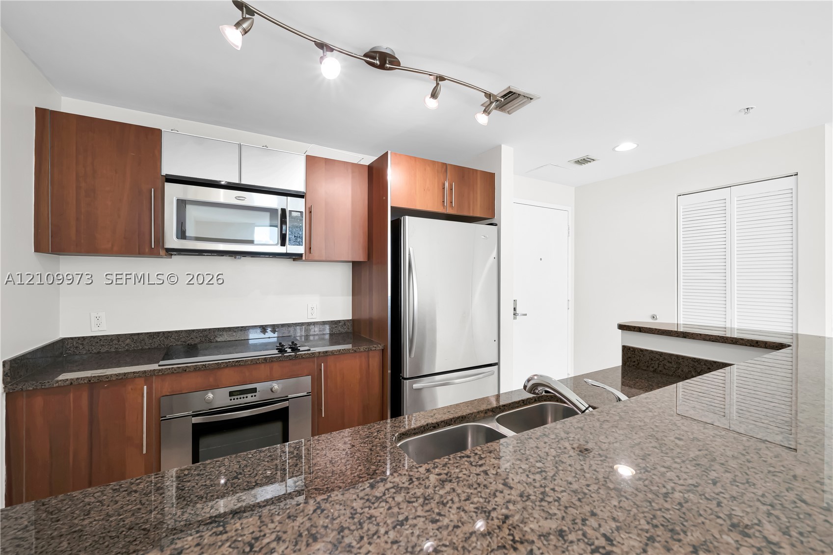 300 S Biscayne Blvd #T-1806, Miami FL 33131
