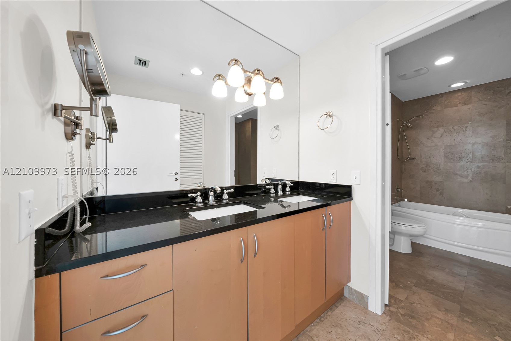 300 S Biscayne Blvd #T-1806, Miami FL 33131