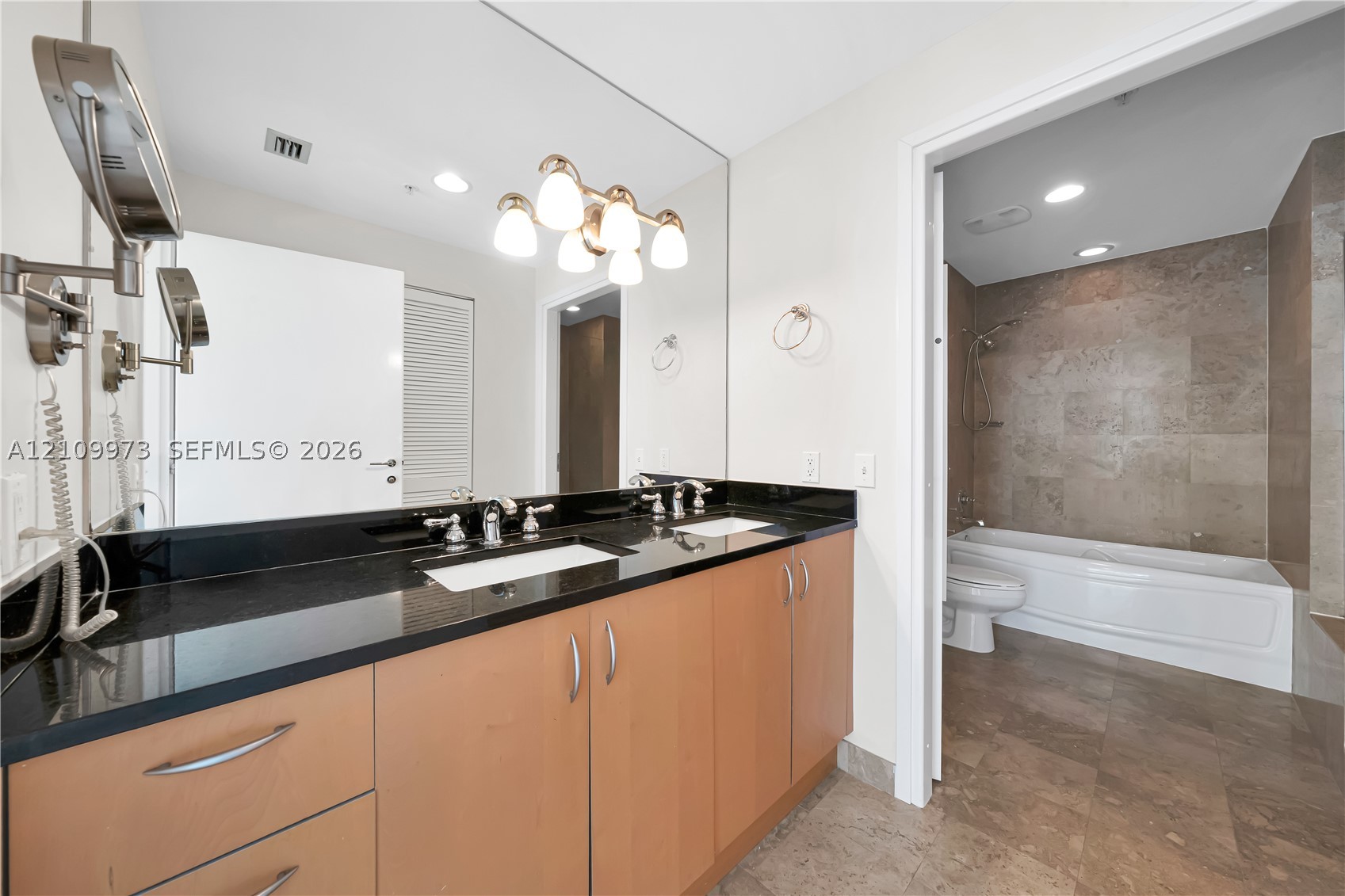 300 S Biscayne Blvd #T-1806, Miami FL 33131