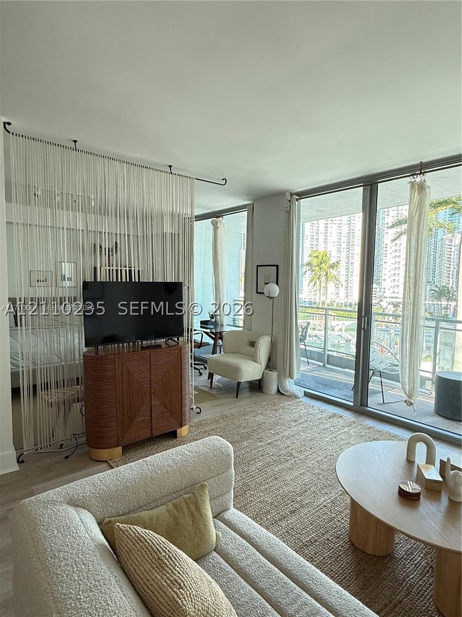 90 SW 3rd St #1114, Miami FL 33130