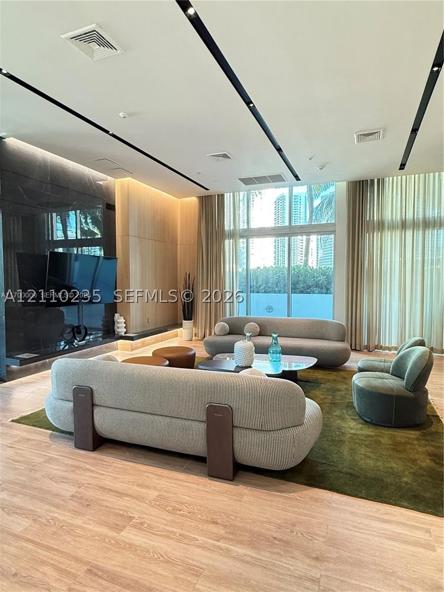 90 SW 3rd St #1114, Miami FL 33130