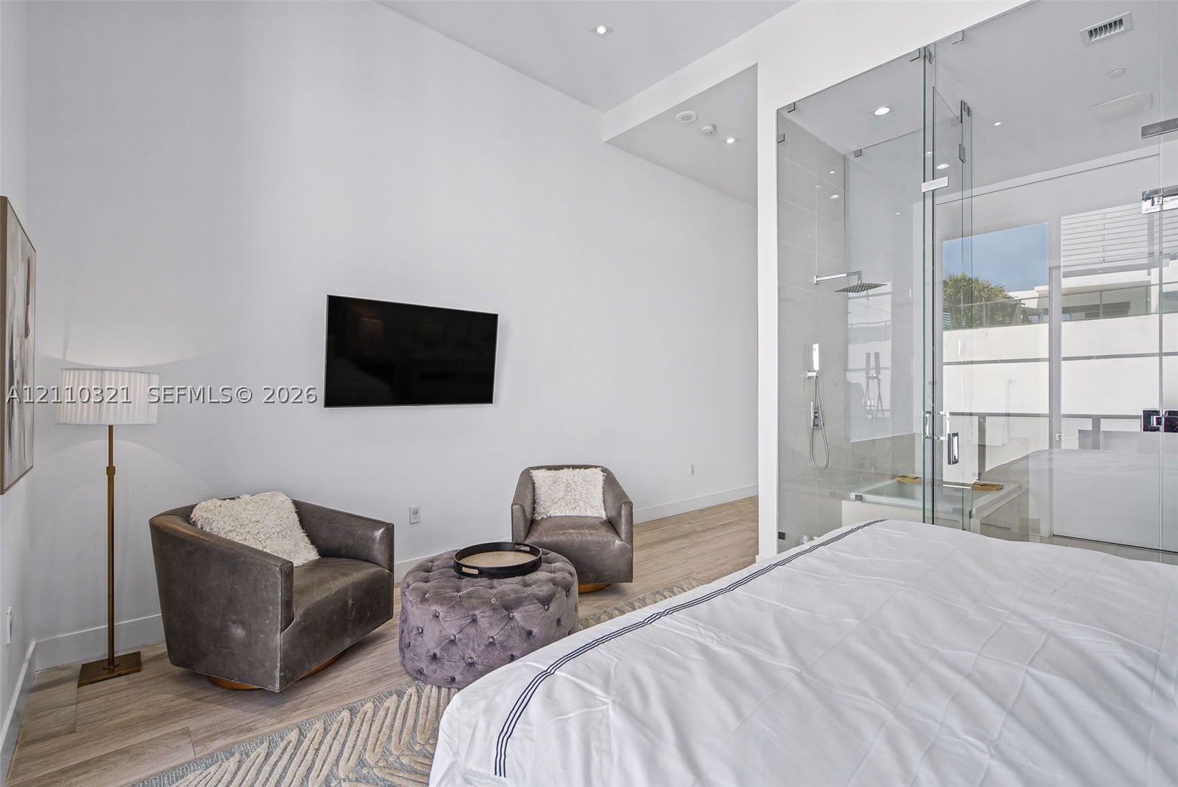 55 SW 9th St #PH4601, Miami FL 33130