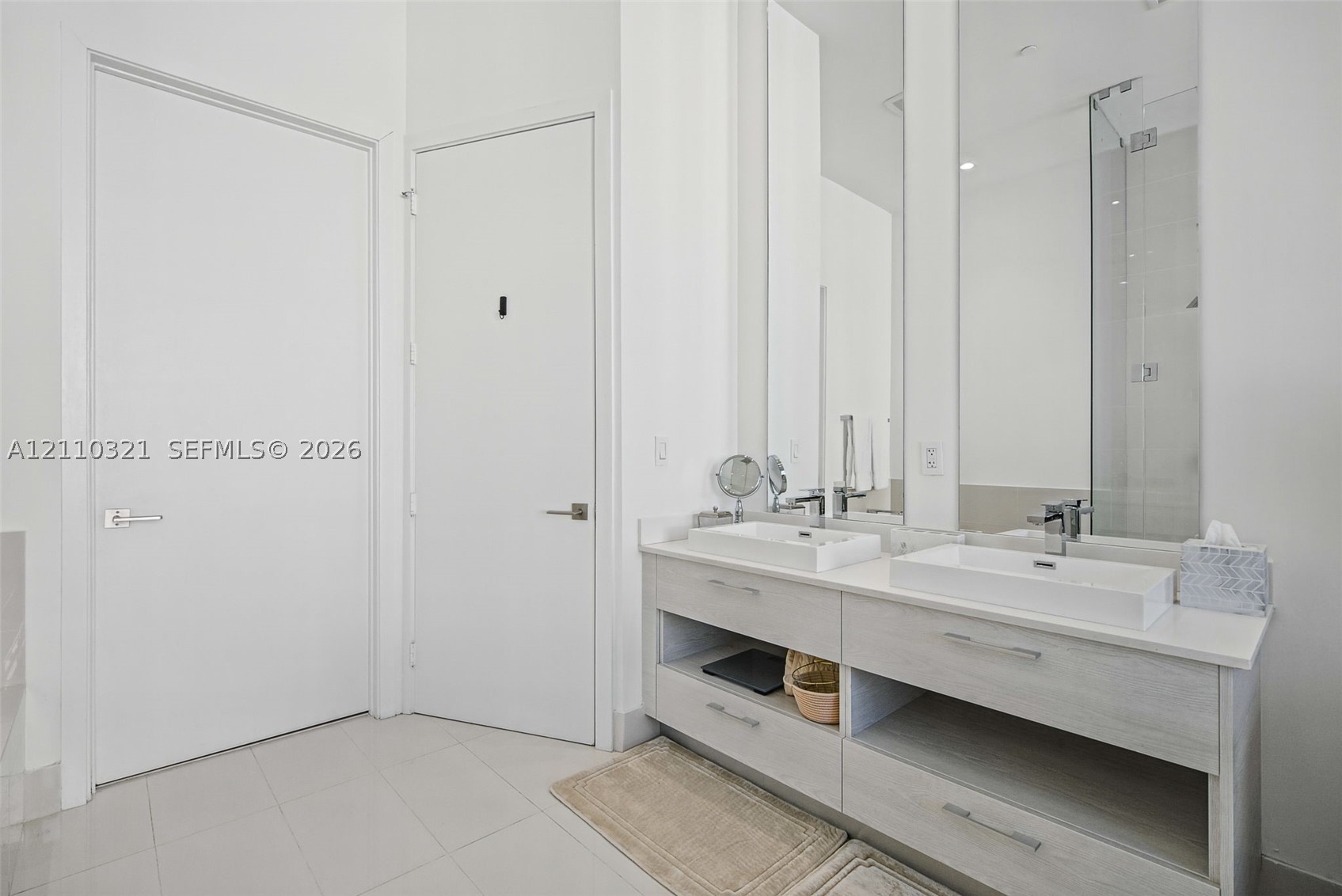 55 SW 9th St #PH4601, Miami FL 33130