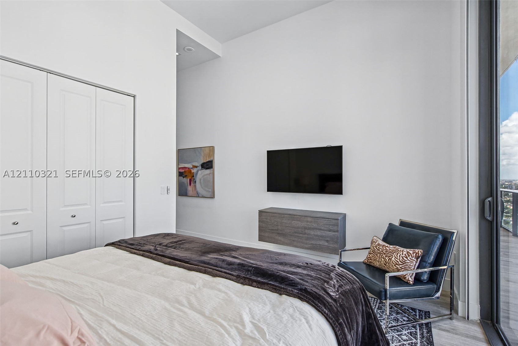 55 SW 9th St #PH4601, Miami FL 33130