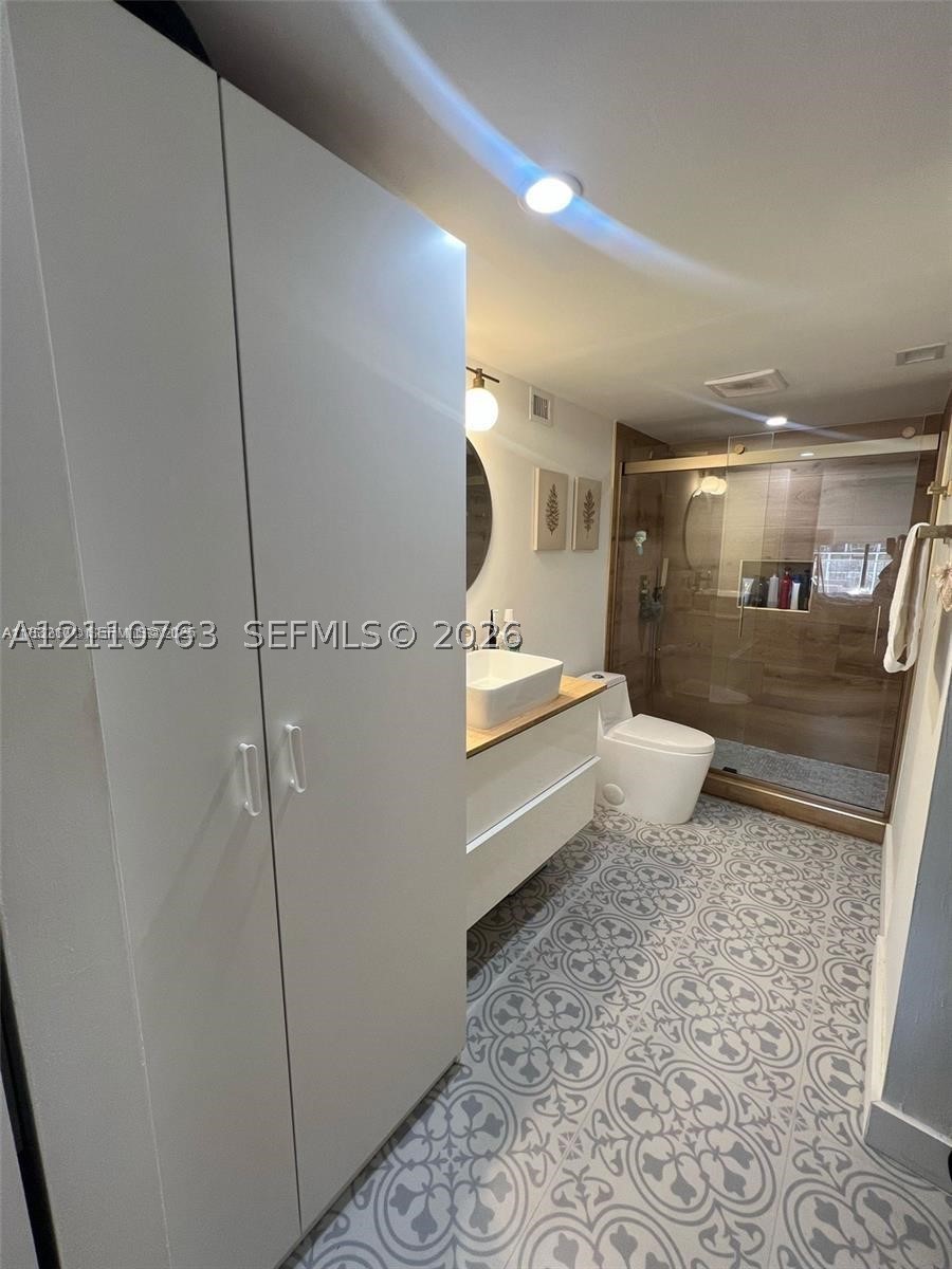 1901 Brickell Ave #B1706, Miami FL 33129