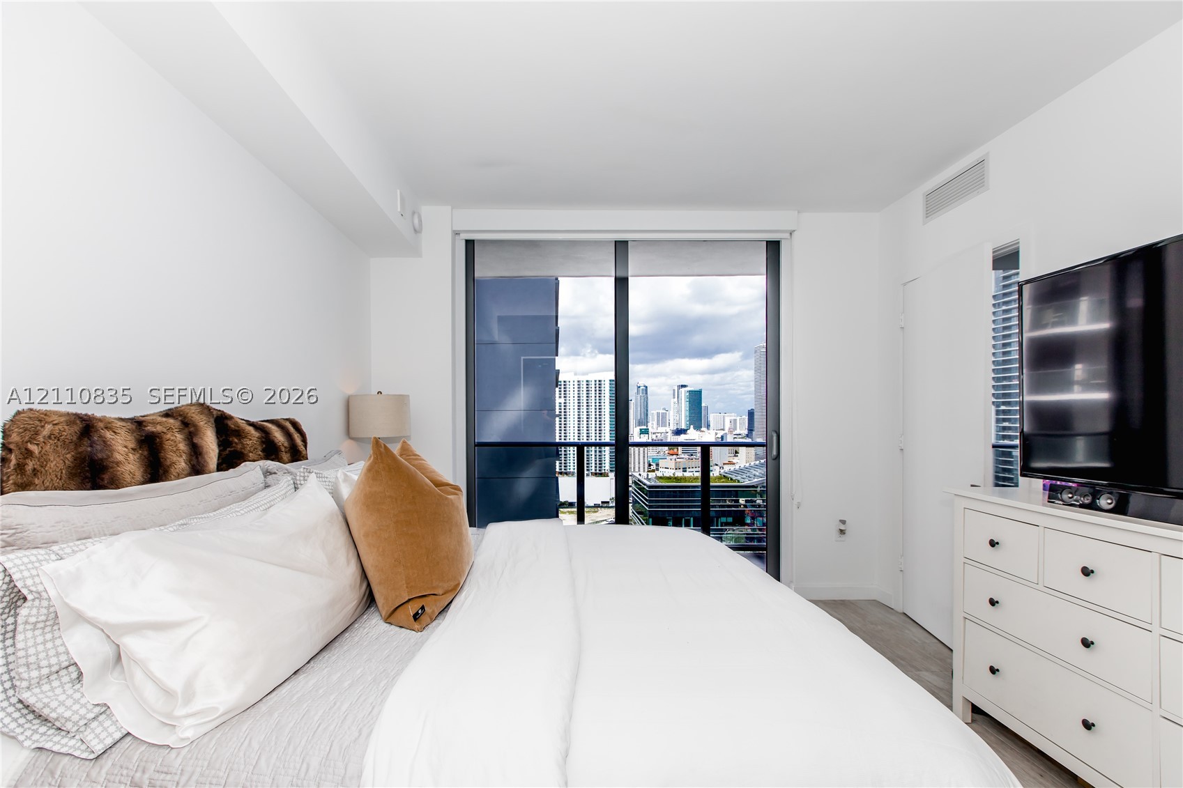 55 SW 9th St #2501, Miami FL 33130