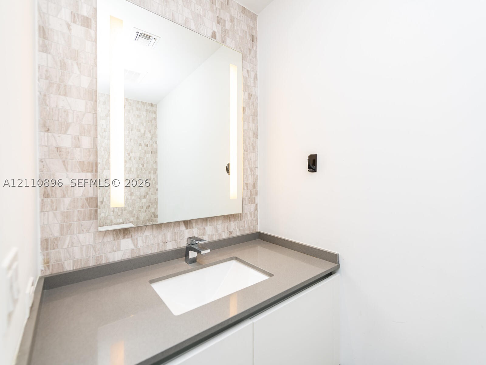 68 SE 6th St #1906, Miami FL 33131