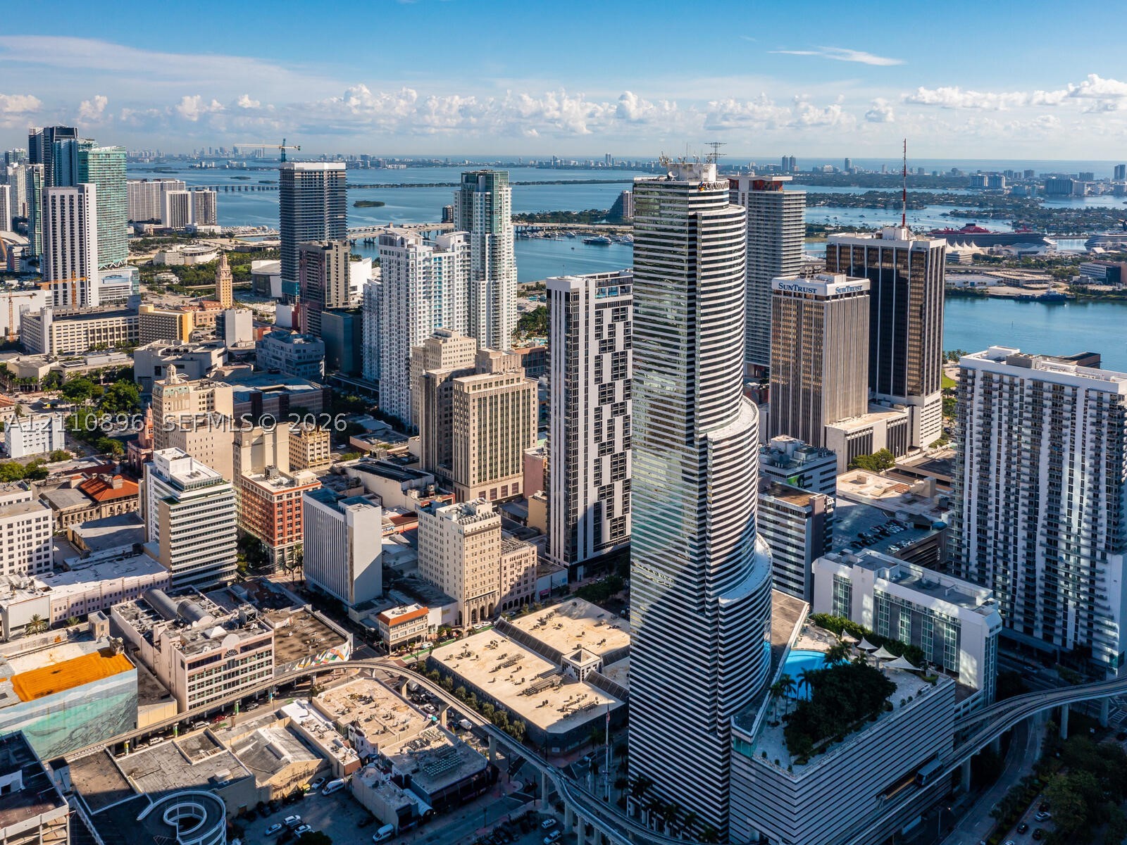 68 SE 6th St #1906, Miami FL 33131