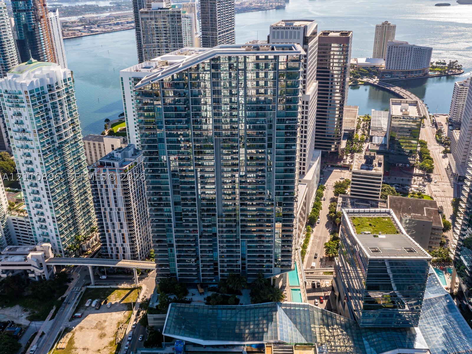 68 SE 6th St #1906, Miami FL 33131