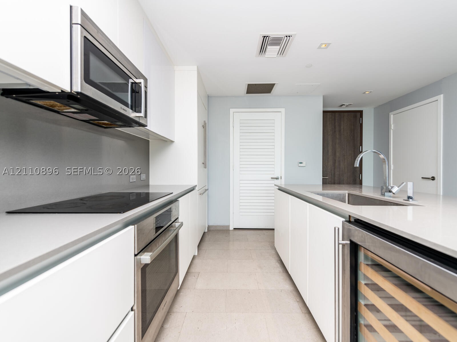 68 SE 6th St #1906, Miami FL 33131