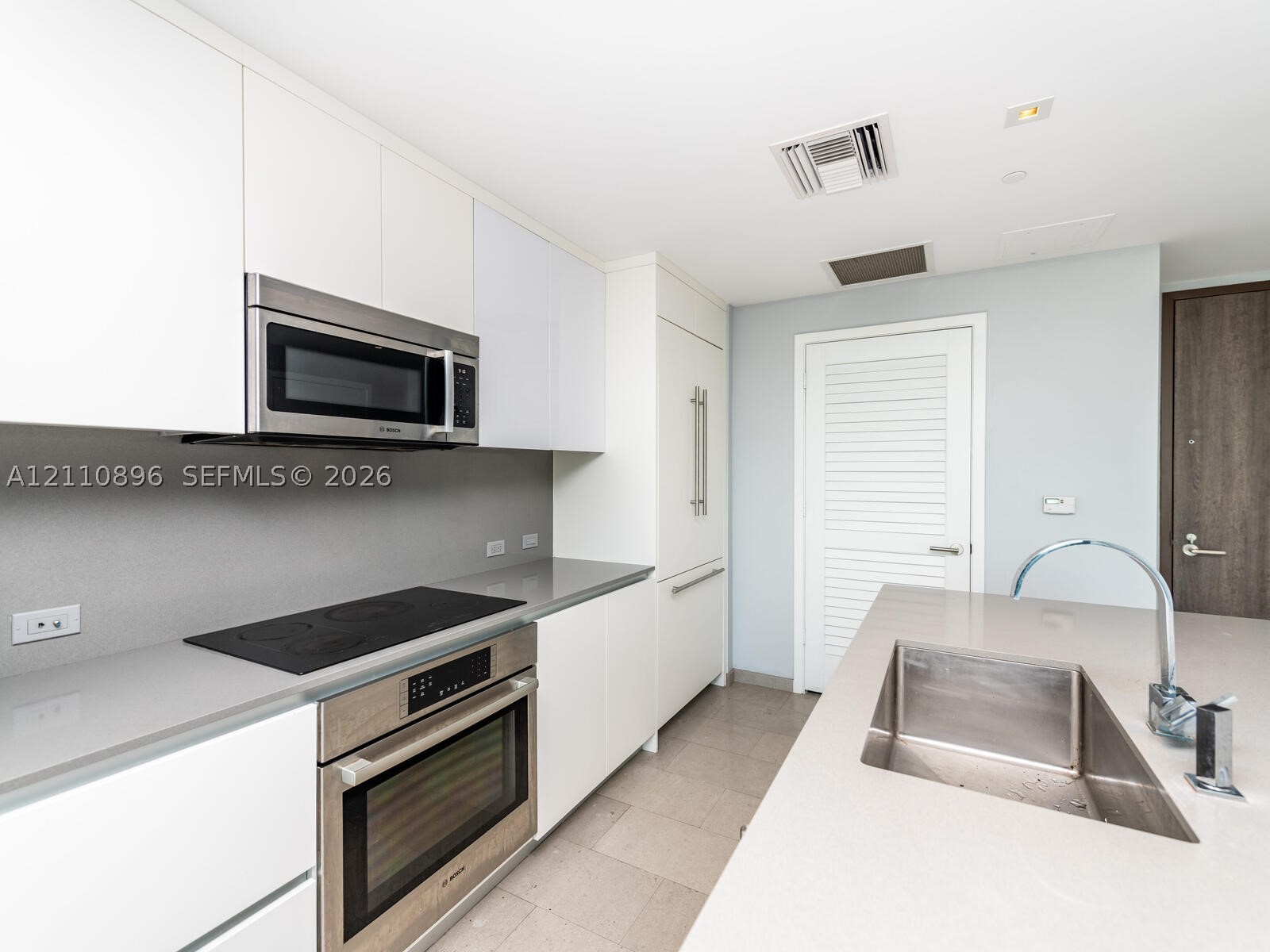 68 SE 6th St #1906, Miami FL 33131