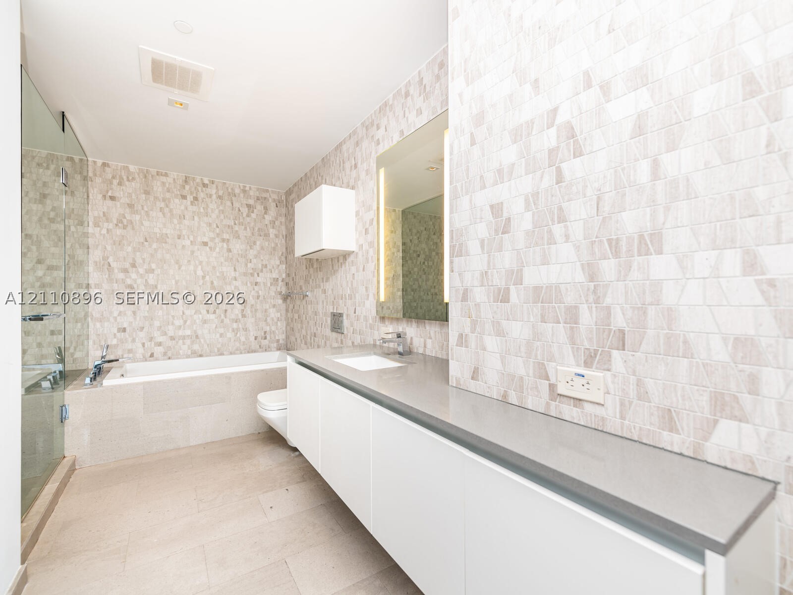 68 SE 6th St #1906, Miami FL 33131