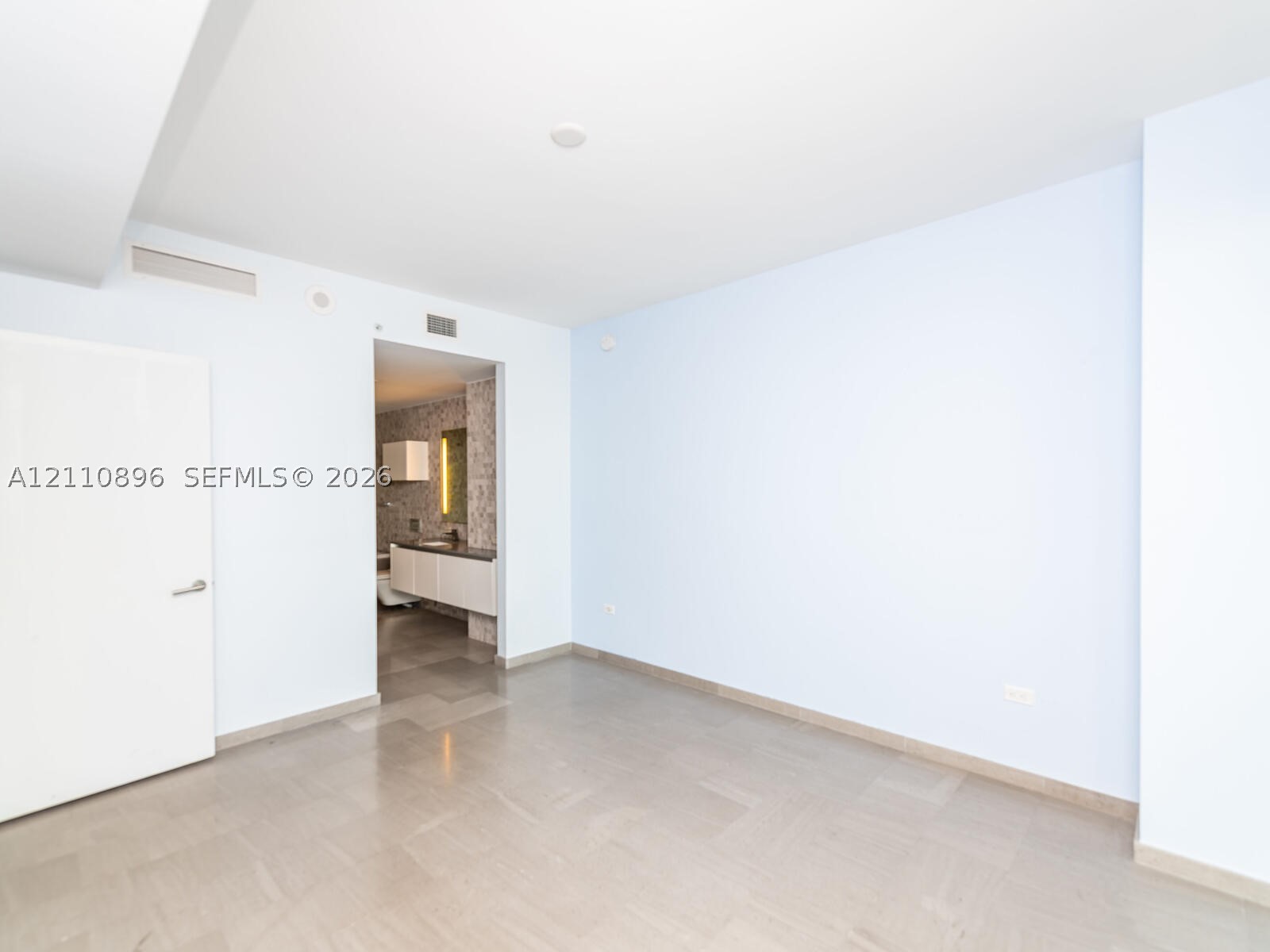 68 SE 6th St #1906, Miami FL 33131