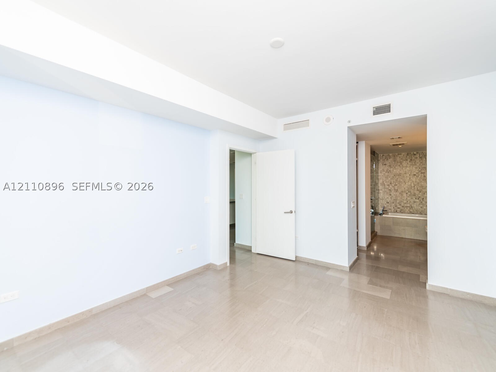 68 SE 6th St #1906, Miami FL 33131