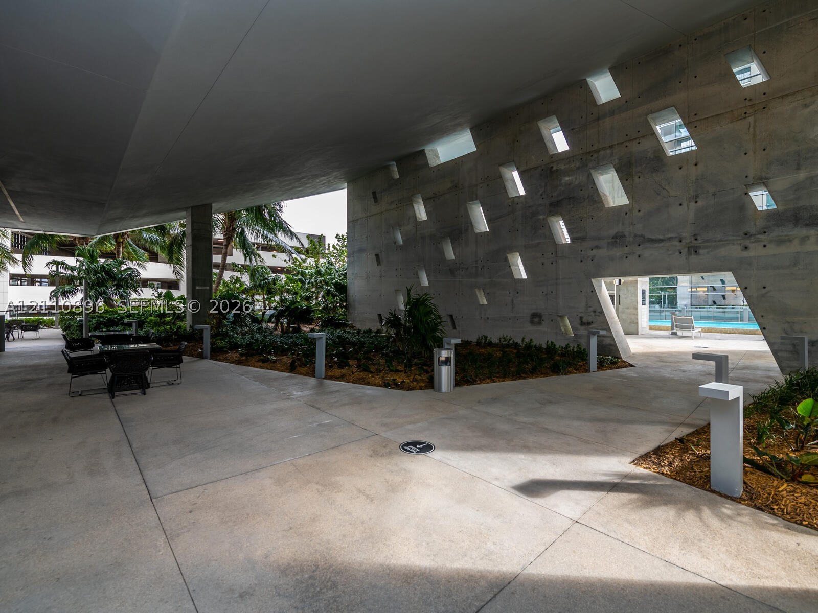 68 SE 6th St #1906, Miami FL 33131